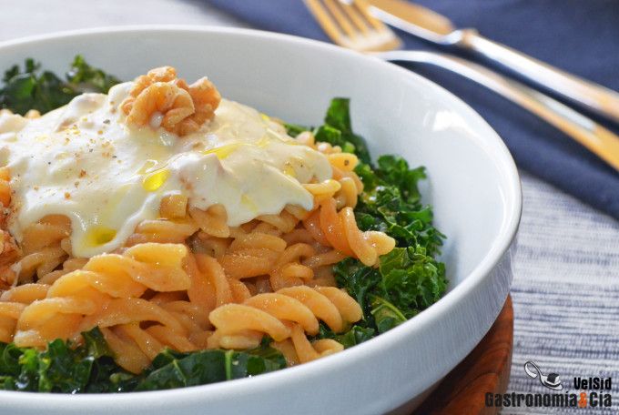 Pasta De Lenteja Roja Con Kale Y Salsa De Queso Azul Receta Salsa De Queso Azul Salsa De Queso Comida étnica