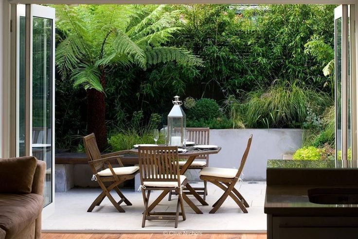 Small courtyard garden with seating area design and layout 24 - Rockindeco