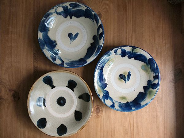 沖縄の言葉で やちむん と呼ばれる沖縄の焼物 重厚な作りに大胆で鮮やかな絵付けは力強くも素朴で温かみがあります 青の使われ方が南国らしく 案外パスタなど洋食にも合わせやすい 取扱 Lion Pottery 陶器 食器 陶板 沖縄の言葉で やちむん と呼ばれる沖縄の焼物 重厚な作りに大胆で鮮やかな絵付けは力強くも素朴で温かみがあります 青の使われ方が南国らしく 案外パスタなど洋食にも合わせやすい 取扱 Lion Pottery 陶器 食器 陶板