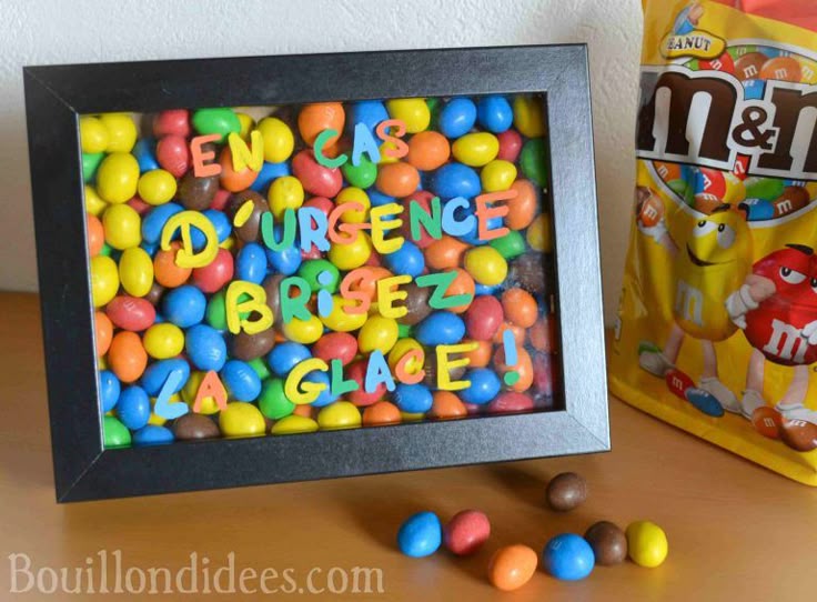 Une idée de cadeau à bricoler : un cadre rempli de M&M's