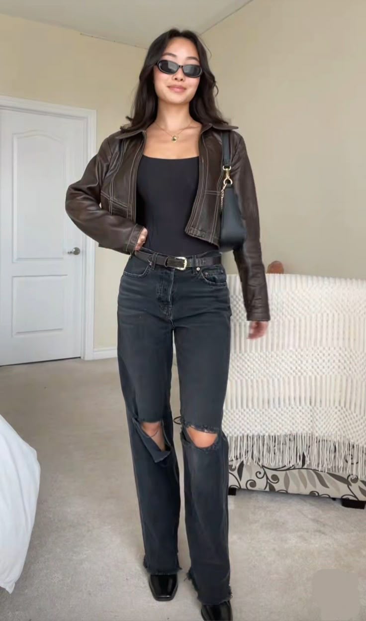 winter bar outfit Winter Night Out Outfit Bar, Ohio Outfits, Casual Bar Outfits, Basic Girl Outfit, Bar Outfits, Feminine Casual, Cold Outfits, Uni Outfits, Office Outfits Women