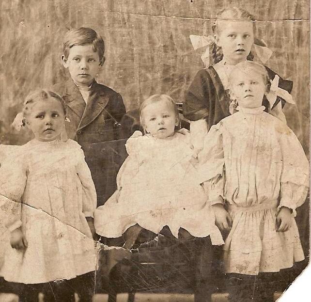 families in 1700s to mid 1800s Early quaker families, 1650–1800 in the 1600s and 1700s such families often worked together on farms or in artisan households and shops relatives and non . families in 1700s to mid 1800s Early quaker families, 1650–1800 in the 1600s and 1700s such families often worked together on farms or in artisan households and shops relatives and non .