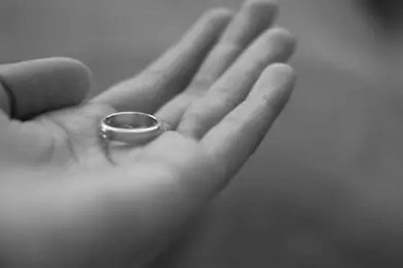 تفسير حلم إعطاء خاتم لشخص لابن سيرين وابن شاهين موقع مصري Silver Rings Silver Rings
