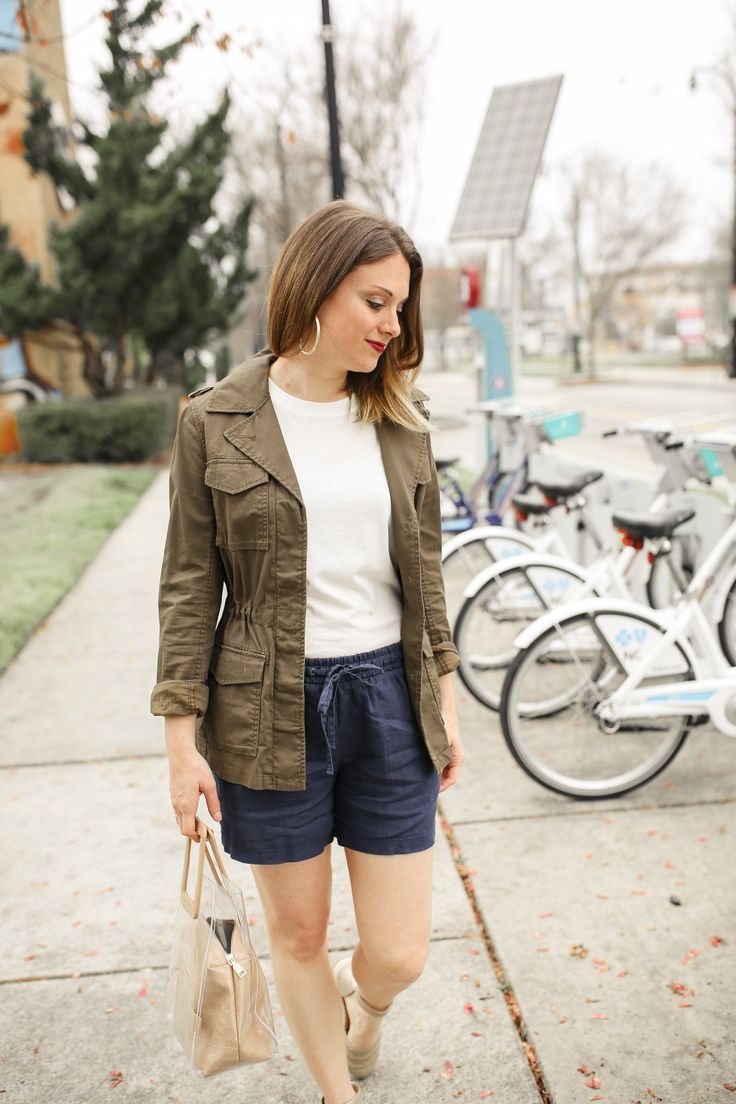 Can You Wear Linen In The Fall How To Wear Linen Shorts From Summer To Fall The Golden Girl In 2020 Linen Shorts How To Wear Casual Summer Wear