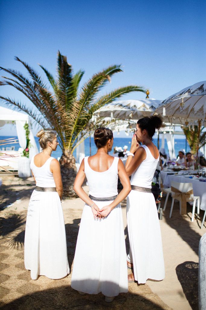 Camareras De Espalda En La Siesta Jávea Vestidos De Novia Playa Boda Boda En La Playa