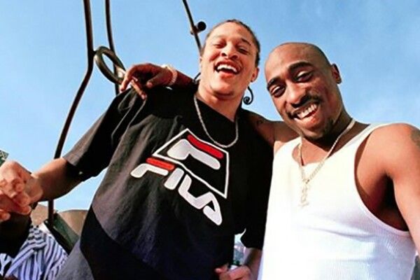 Tupac with his childhood friend Kadafi who formed the group "Outlawz" Both  Resting in Paradise together in Thugz Ma… | Tupac pictures, Tupac videos,  Tupac makaveli