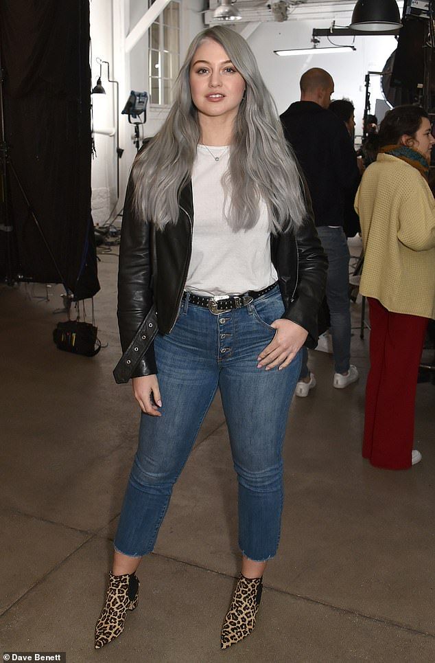 Iskra Lawrence debuts her silver hairdo Iskra Lawrence promotes her new perfume