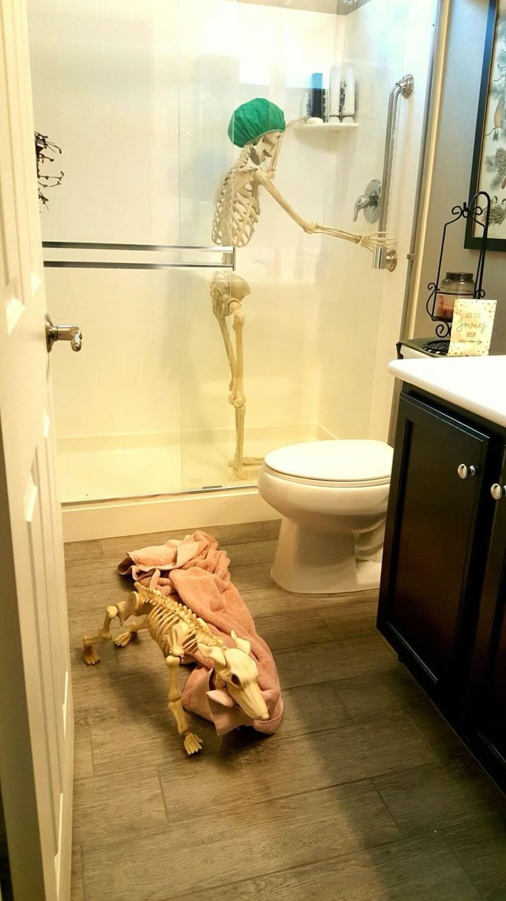 38 Modern Halloween Decorating Ideas For Your Bathroom