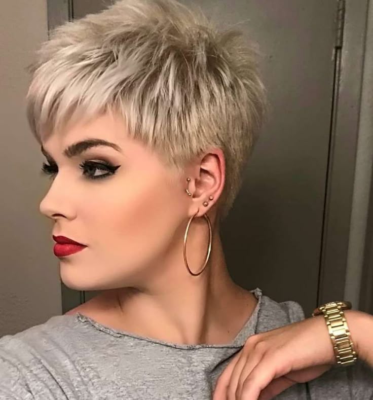Nápady na pôvabné Účesy z Krátkych vlasov Coiffure visage rond, Coupe de cheveux