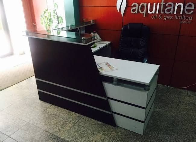 Pin By أنس إسماعيل On كاونتر إستقبال In 2020 Standing Reception Desk Reception Desk Reception Counter