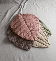 Linen leaf mat – 100% natural OEKO-TEX certified linen – safe for babies – dusty pink / dark grey color – hand quilted -… Linen leaf mat – 100% natural OEKO-TEX certified linen – safe for babies – dusty pink / dark grey color – hand quilted -…