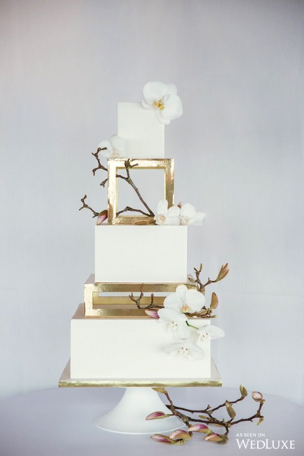Goldseparatorreihen Auf Quadratischer Hochzeitstorte Square Wedding Cakes Modern Wedding Cake Unique Wedding Cakes Goldseparatorreihen Auf Quadratischer Hochzeitstorte Square Wedding Cakes Modern Wedding Cake Unique Wedding Cakes