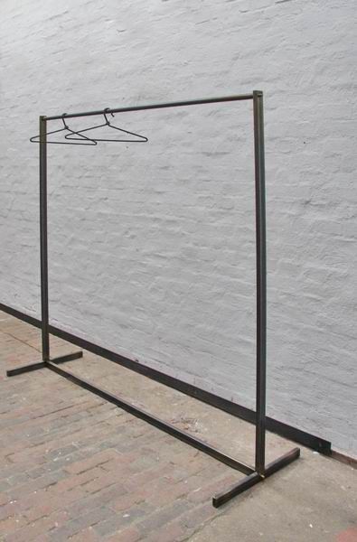 Mar 19, 2020 - Garderobe für einen begehbaren Kleiderschrank aus Stahlrohr