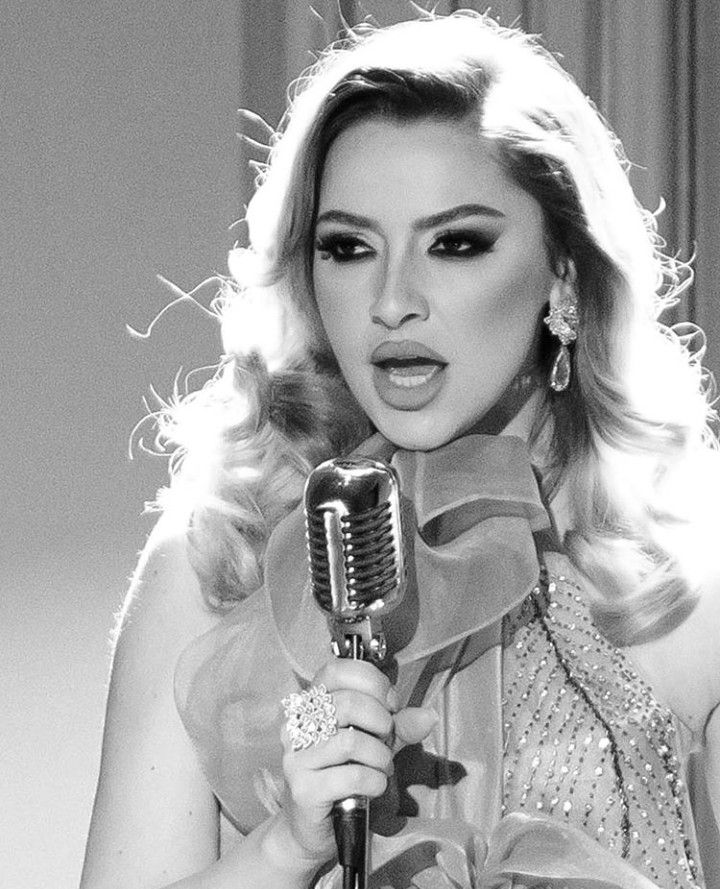 Hadise Panosundaki Pin