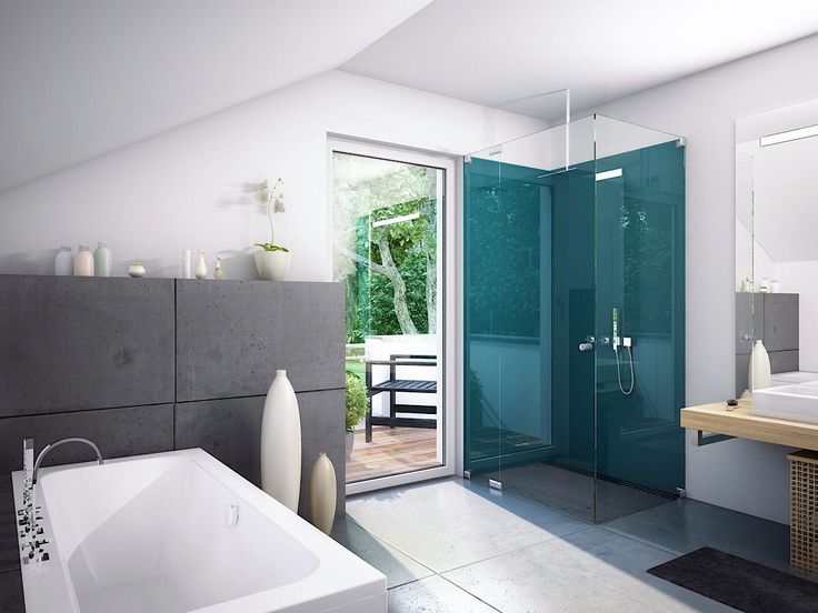 Modernes Badezimmer mit Dachschräge, Badewanne