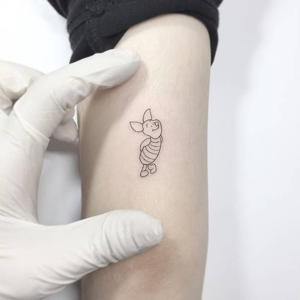 Tatuaje De Los Lechones En El Biceps Piglet Tattoo Tattoos Small Tattoos