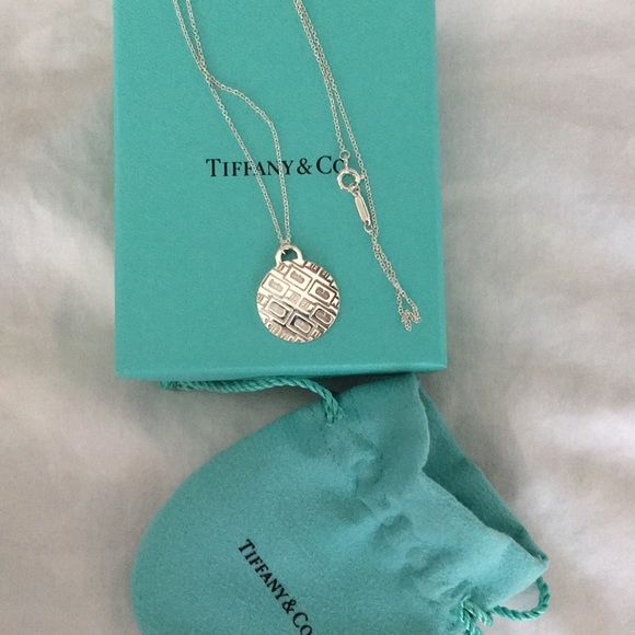 Tiffany shop clinique necklace
