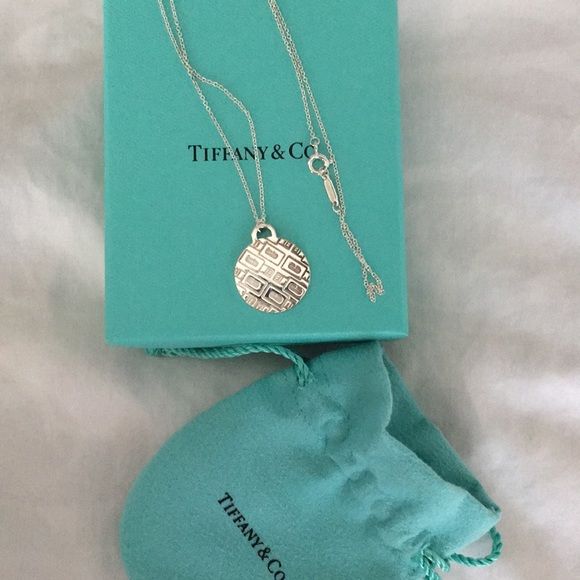 tiffany clinique necklace