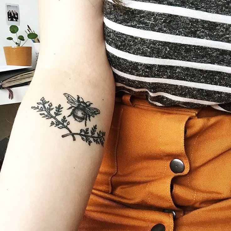 best 25 bee tattoo ideas on pinterest bumble bee tattoo honey best 25 bee tattoo ideas on pinterest bumble bee tattoo honey