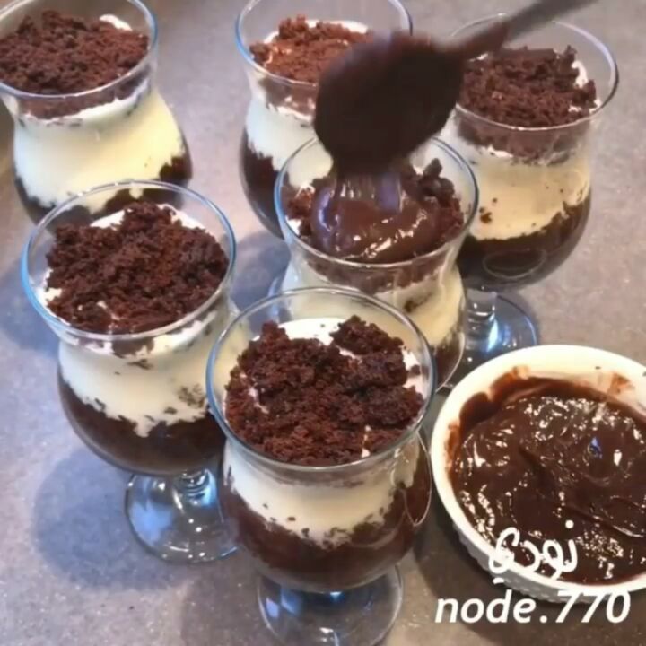 كوكيزه On Instagram حلا سهل ولذيذ بدون فرن المقادير ١ ا ي كيك شوكولاته انا استخدمت خليط بتي كروكر وفتته ٢ 12جبن م Dessert Recipes Desserts Food