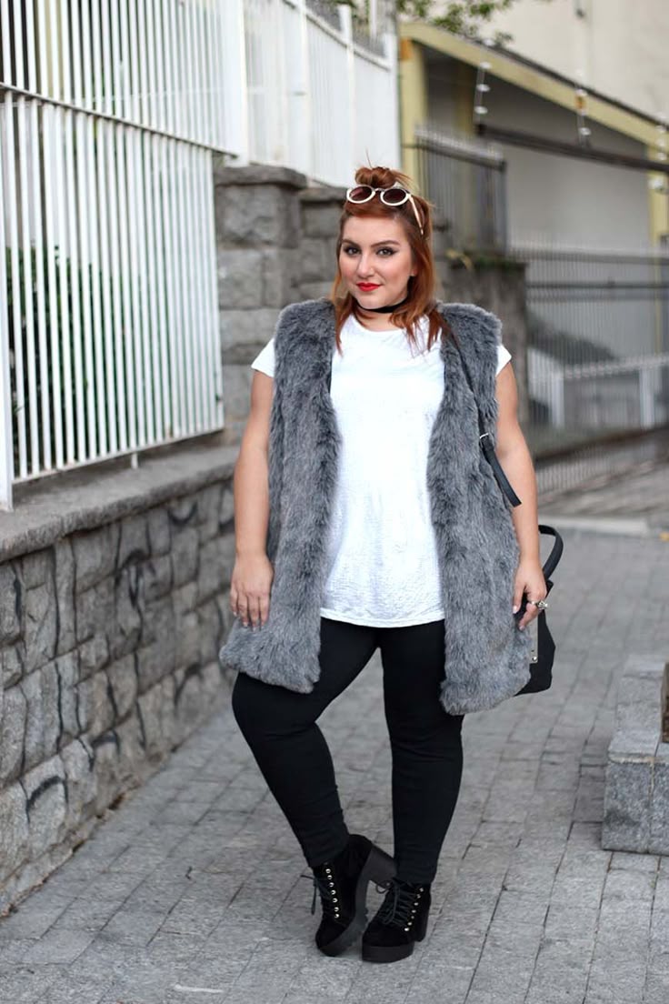 Maxi colete de pelos plus size e blusa prateada
