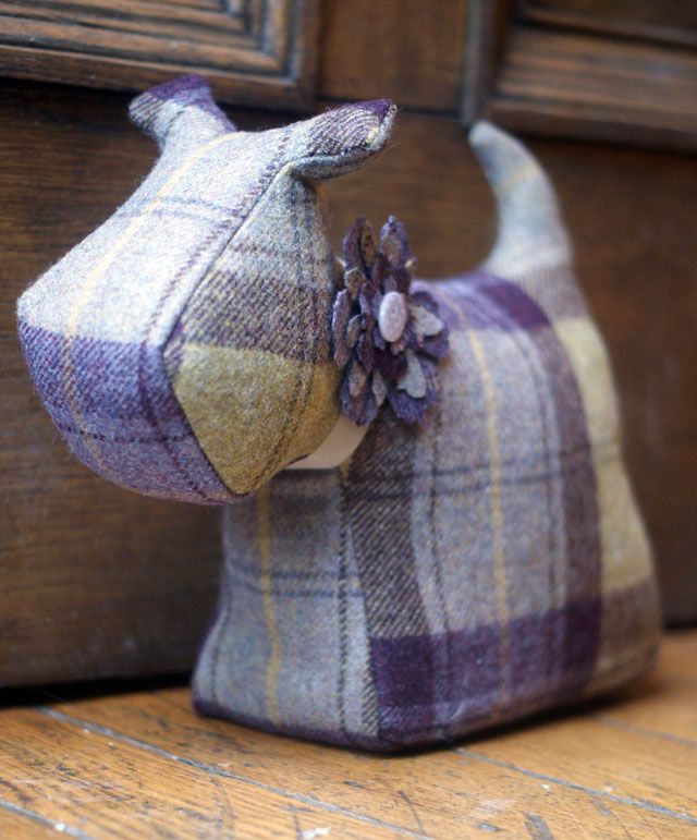 How to make a dog door stop Scottie Door Stop & Free Dog Patterns January 18, Well ever since I saw Me and My Shadow’s home made door stop how to a few weeks ago, I have been obsessed with the idea of converting a pair of old (crazy) trousers that belong to The Englishman’s youth into a Scottie door stop.