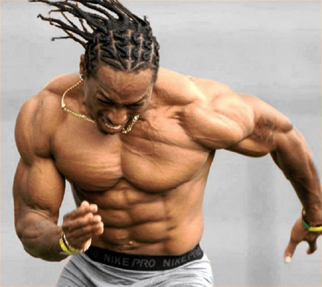 Bodybuilderin Taetowierte Outdoor Onanieren