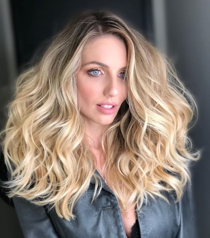 Schöne blonde frau
