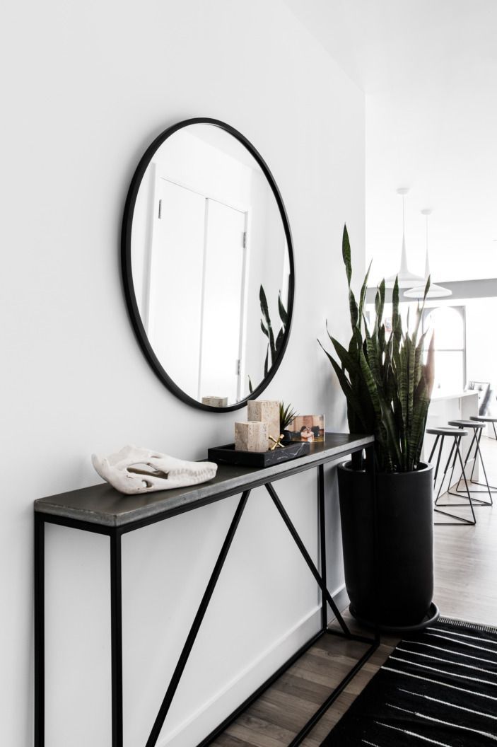 Industriell mit einem schönen Spiegel und einer weißen Wand. #ROBinterior
