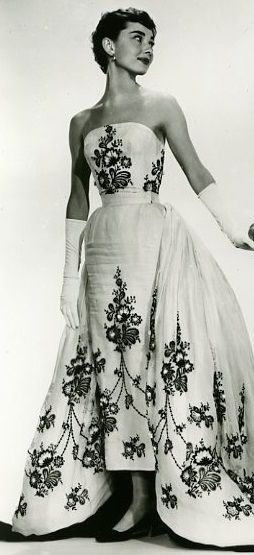 Audrey Hepburn Love Her Gown And Gloves In 2018 Audrey Hepburn Love Her Gown And Gloves In 2018 Pinterest Style Hollywood Fashion