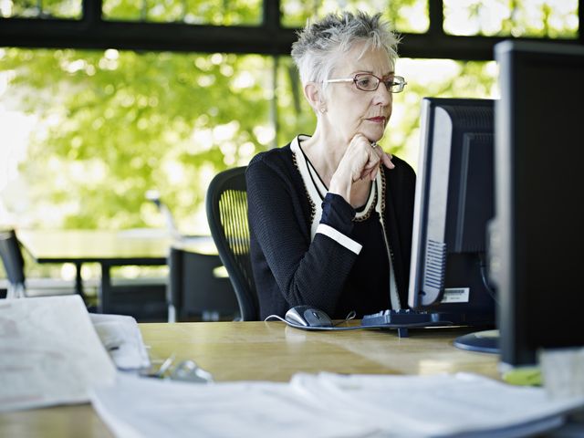 Should a resume be longer than one page or should you condense it to keep it on a page? Here's when your resume can be a single page and when it can be longer: http://jobsearch.about.com/b/2014/04/12/one-page-resumes.htm