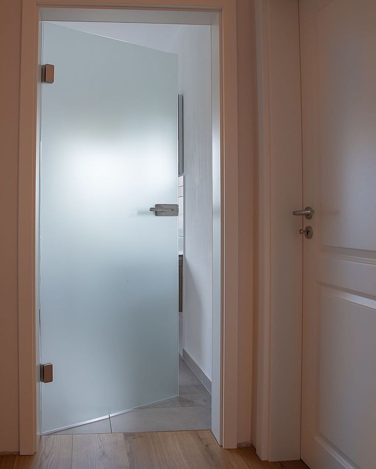 Badezimmer Glastür Wellnesscharakter durch eine satinierte Glastür im eigenen Badezimmer 🧖