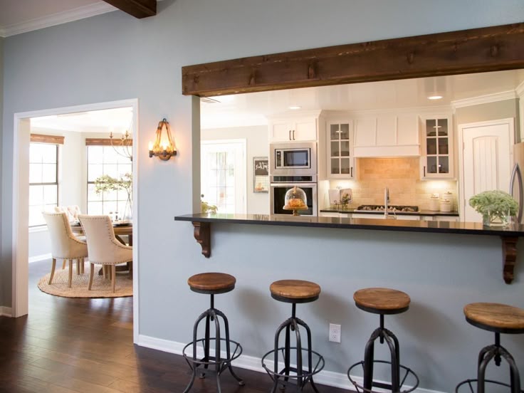 Fixer Upper Yours, Mine, Ours and a Home on the River Joanna - cuisine avec passe plat Fixer Upper Yours, Mine, Ours and a Home on the River Joanna - cuisine avec passe plat