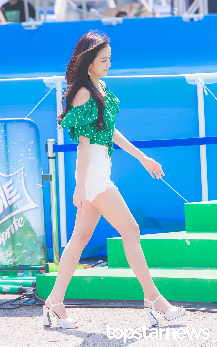 jisoo feet jisoo feet