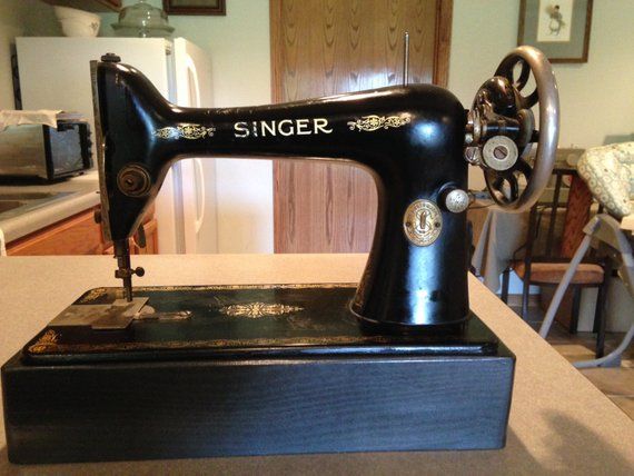 Old Singer Sewing Machine Model 99k Made In 1920 1930 A Heavy Metal Machine With Beautiful Decorative Feat Vintage Sewing Machines Sewing Machine Etched Steel