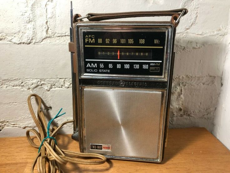 Vintage GE General Electric AM/FM Transistor Radio P977E - Leather Case