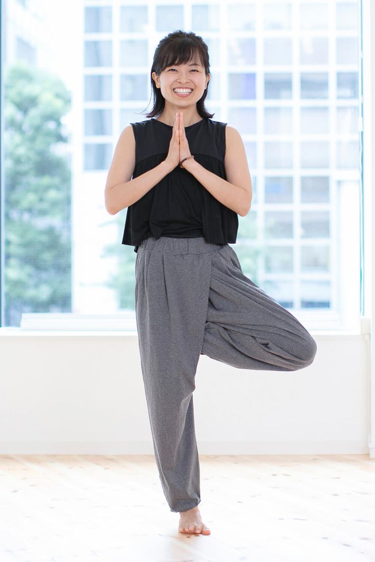 ゆったりパンツは短め丈トップスで美バランス ヨガウェア通販 Style Yoggy ヨガウェア ウェア ファッション