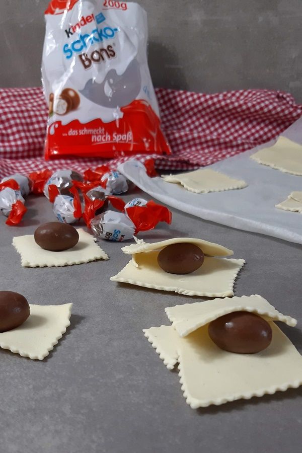 Blätterteigpäckchen mit Kinder Schokobons mit nur 3 Zutaten