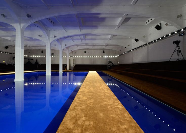 Architect Rem Koolhaas Created A Runway Surrounded By Water For Fashion House Prada S Spring Summer 2015 Collection Shown I Rem Koolhaas Catwalk Design Catwalk
