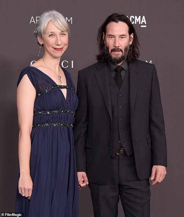 Keanu Reeves And Girlfriend Alexandra Grant Enjoy Dinner In Berlin With The Matrix 4 Cast Daily Mail Onl Keanu Reeves Alexandra Grant Keanu Reeves Girlfriend