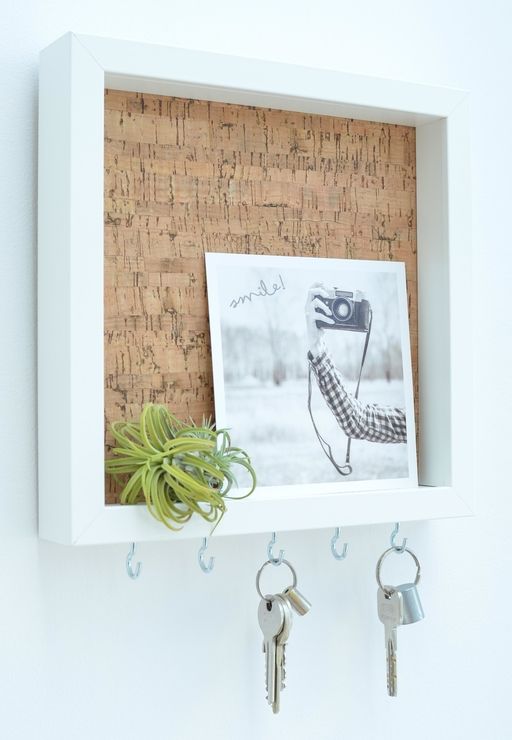 #DIYhack in der #DIYweek: Objektrahmen + selbstklebender #korkstoff + haken = #s...