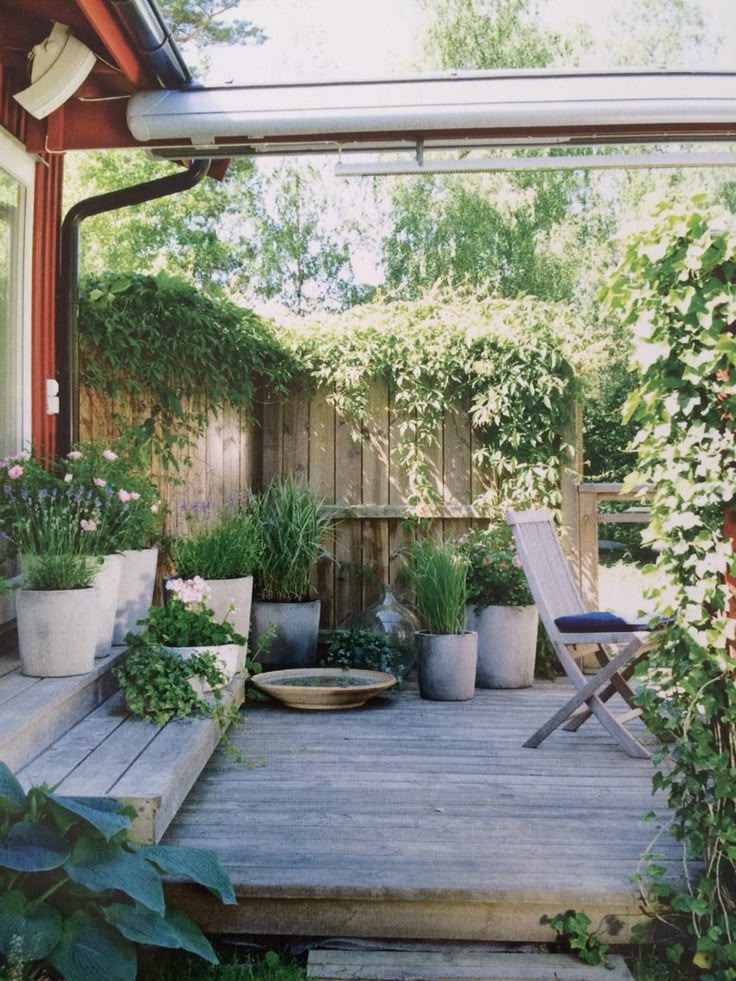 Vacker uteplats, krukor på altanen Krukor, Uteplats, Växter