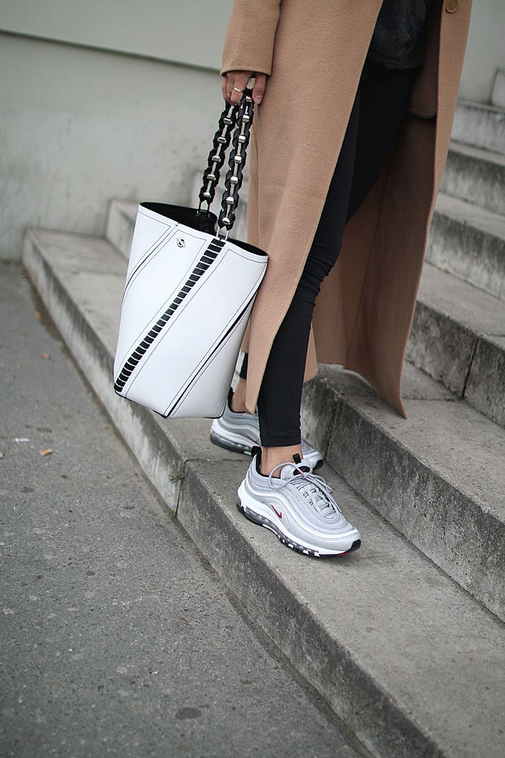 Outfit Off duty look Nike air max frauen, Teetharejade