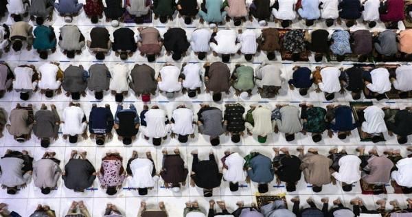 بالصور أول صلاة تراويح في أكبر دولة إسلامية رغم فيروس كورونا Ramadan Muslim Muslim Men