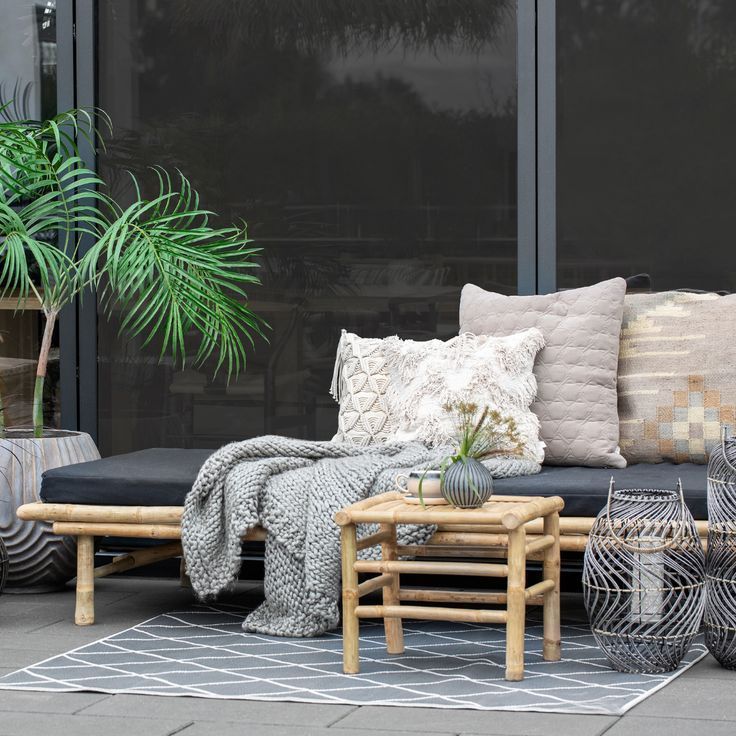 Outdoor Ideas A Seating Area Is Perfect For This Spring Season Bamboo Furniture With Cushions Creates A Perfect Modern Look Lenebj Havemøbler Stue Havebænk