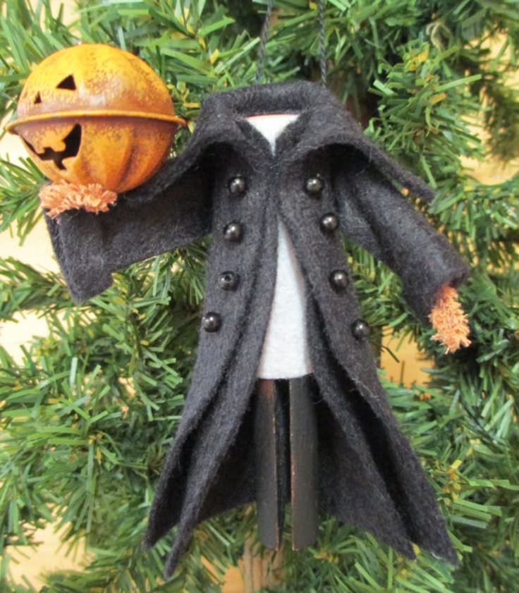 22 decorations perfect for both halloween and christmas