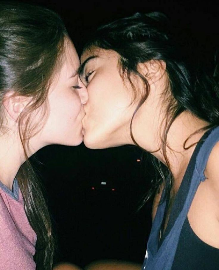 Lesbians Hot Kiss On Bed Lesbians Hot Kiss On Bed