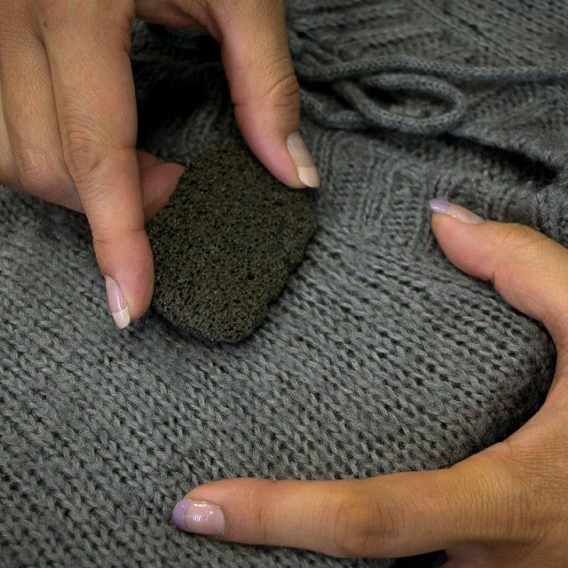 Cómo Quitar Bolitas De Los Suéteres Trucos De Limpieza Como Limpiar Zapatos Artículos De Limpieza