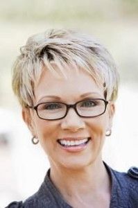 coupe cheveux courts femme 60 ans 2017