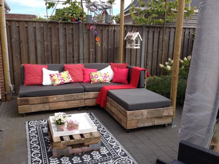 Tuinbank van oude pallets en kussens op maat erbij gemaakt ...